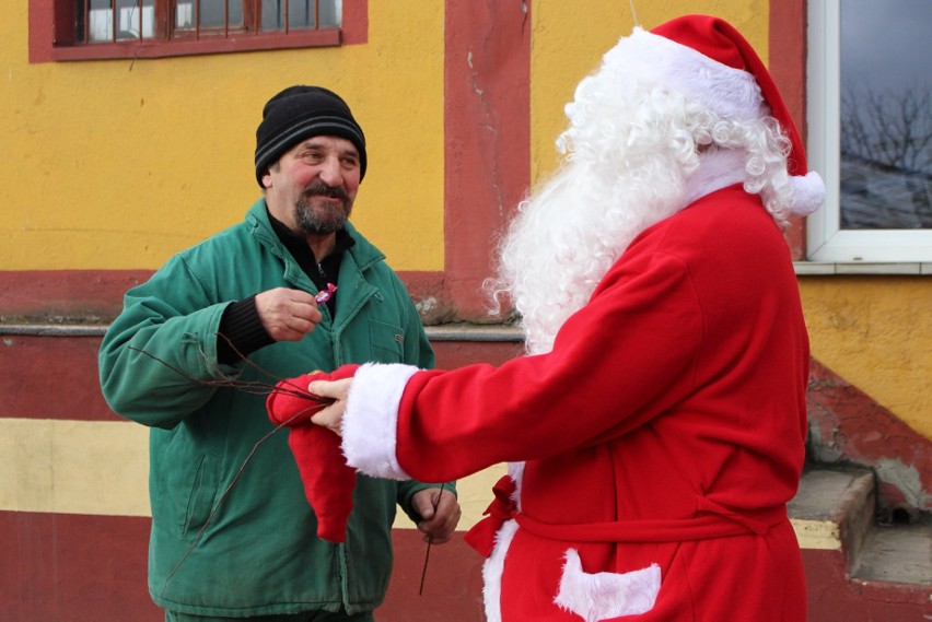 Święty Mikołaj rozdawał w Główczycach słodycze i rózgi.