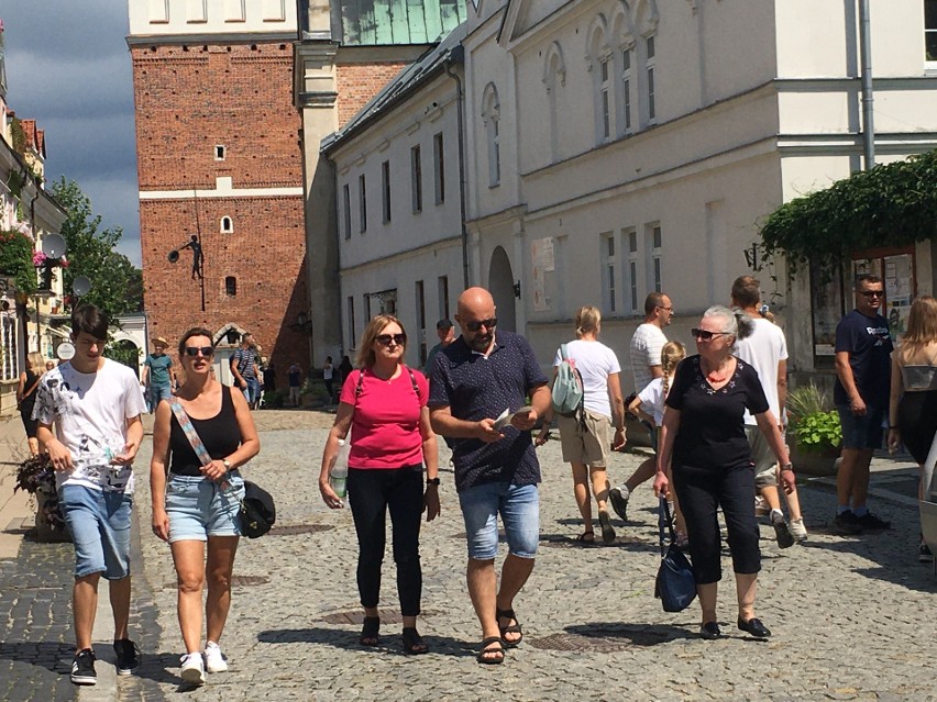 Turyści w Sandomierzu w sobotę, 29 lipca. Przechadzali się rynkiem, zwiedzali muzea, przesiadywali w restauracjach. Zobaczcie zdjęcia