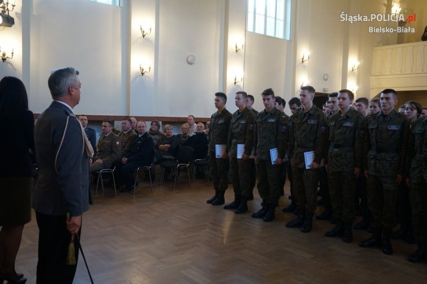 Uroczystość pasowania uczniów pierwszych klas mundurowych...