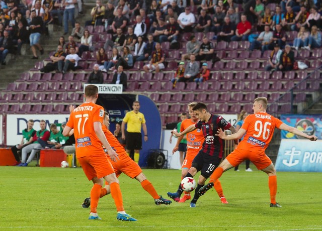 Ostatnie spotkanie Pogoni z Termalicą w Szczecinie zakończyło się remisem 1:1, ale wcześniej Portowcy pokonali tego przeciwnika u siebie 5:0.