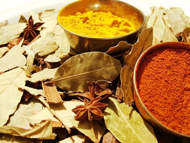 Curry - przyprawa otrzymywana z kurkumy zawiera kurkuminę, która może zmniejszyć ryzyko wystąpienia raka skóry.Może zatrzymać rozwój komórek czerniaka i spowodować ich samozniszczenie.