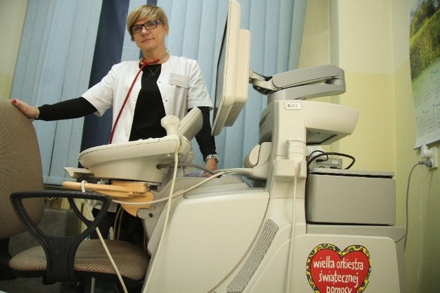 Doktor Grażyna Karolczyk, ordynator oddziału onkologii i hematologii dziecięcej w szpitalu na Czarnowie prezentuje wysokiej klasy aparat do USG, podarowany w ubiegłych latach przez fundację.