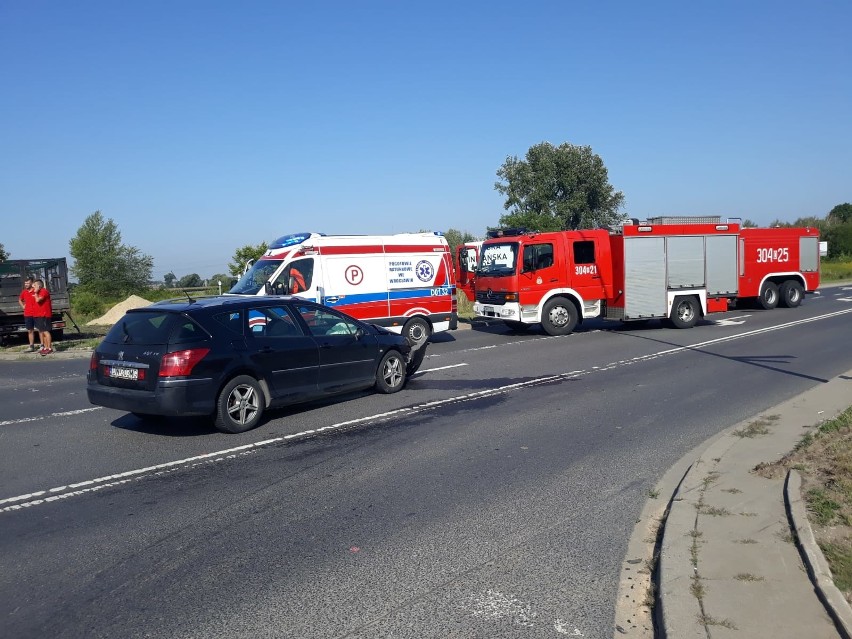 Wypadek na obrzeżach Wrocławia. Kurier wymusił pierwszeństwo (ZDJĘCIA)