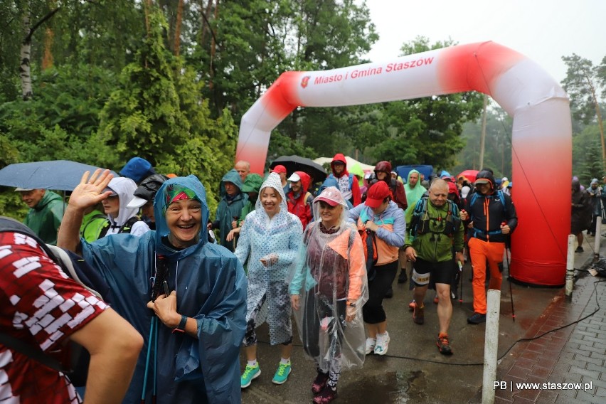 Staszowski Maraton Pieszy Po Krainie Bizonów w deszczu, ale atmosfera była wspaniała. Zobaczcie zdjęcia