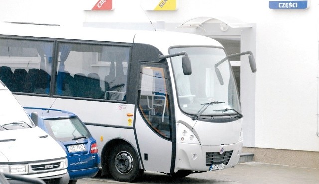Zepsute autobusy policyjne na parkingu firmowym słupskiej Kapeny. 
