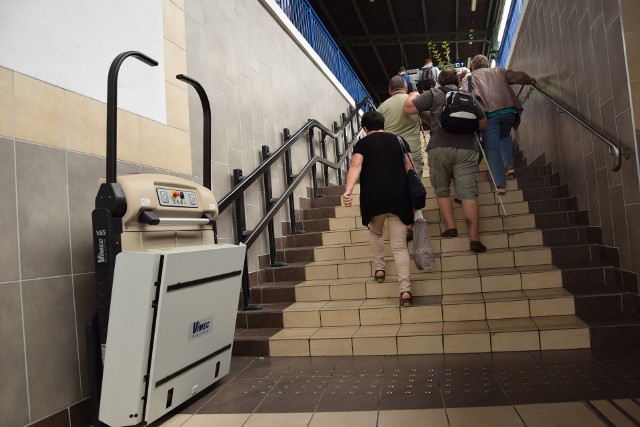 W poprzednim roku w tunelu na stacji PKP w Malborku została wymieniona posadzka na antypoślizgową, doszło już więc do ingerencji w wykonaną inwestycję. PKP PLK tłumaczą jednak, że z windami trzeba poczekać. Na razie osobom niepełnosprawnym muszą wystarczyć platformy przyschodowe.