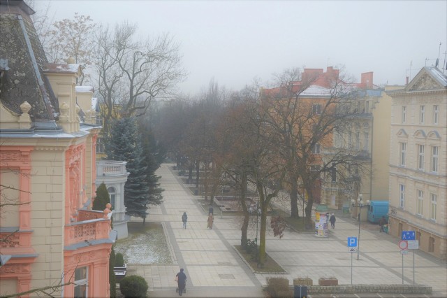 W czwartkowy poranek, 8 lutego jakość powietrza w Zielonej Górze pozostawiała wiele do życzenia. Po godzinie 7 monitoring powietrza znajdujący się przy Urzędzie Miasta wskazywał złą stan powietrza.Tablica informująca o fatalnej jakość powietrza w Zielonej Górze informowała o stężenie pyłu PM10 na poziomie 88,1 µg/m3 oraz PM 2,5 na poziomie 86,3.Kiedy wiemy, że jakość powietrza jest zła? Dobra jakość powietrza występuje, kiedy stężenie pyłu PM10 wynosi do 60 µg/m3, a PM2,5 - do 36 µg/m3.UWAGA! Aby zmniejszyć narażenie na wysokie stężenie zanieczyszczenia małym dzieciom, kobietom w ciąży, osobom starszym oraz osobom z chorobami serca lub układu oddechowego i innym, które zażywają aktywności na zewnątrz zaleca się ograniczenie przebywania poza budynkami.Aby poprawić ochronę przed negatywnym stężeniem pyłów PM 10 oraz PM 2,5 można zaopatrzyć się w specjalistyczną maskę. Nie wszystkie maski antysmogowe jednak prawidłowo chronią przed zanieczyszczeniami powietrza. Urząd Ochrony Konkurencji i Konsumentów wykonał niedawno badania, które wykazały, że niektóre maski pozostawiają wiele do życzenia. Jakie oznaczenia powinny znaleźć się na masce antysmogowej?Maska musi przylegać do nosa, brody i policzkówźródło: Dzień Dobry TVN