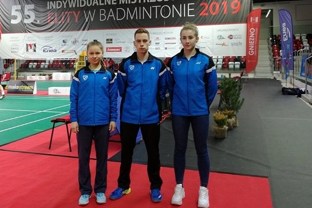 Troje badmintonistów Orlicza Suchedniów, którzy zagrali w Mistrzostwach Polski Elity w Gnieźnie (od lewej): Wiktoria Dąbczyńska, Marcin Wnuk i Aleksandra Pająk
