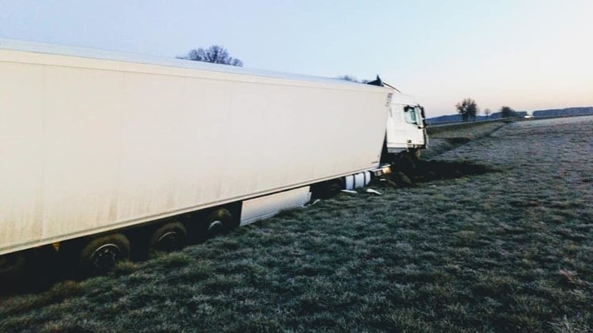 Gniazdowo. Wypadek na drodze wojewódzkiej nr 677. Ciężarówka wpadła do rowu. Ranny kierowca [ZDJĘCIA]