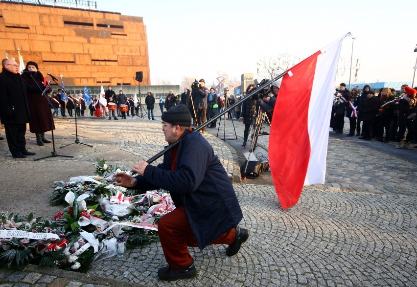 Pracownicy Stoczni Gdańskiej SA oraz uczniowie gdańskich...