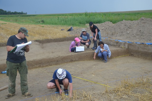 Badania obiektów ziemiankowych z udziałem studentów archeologii Uniwersytetu Rzeszowskiego