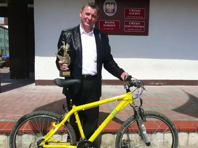 Leszek Wrzesień wrócił z Warszawy ze statuetką "Sołtys Roku 2010&#8221; i żółtym rowerem z takim samym napisem. 