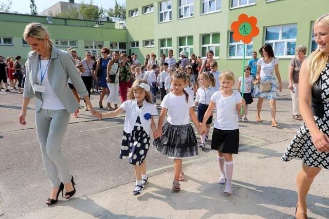 Nauczycielska praca nie jest łatwa, ale może dać wiele satysfakcji. Na zdjęciu: rozpoczęcie roku szkolnego w Zespole Szkół nr 28 w Toruniu