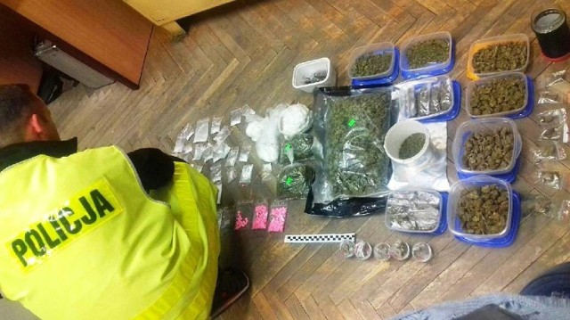 Wzrasta przestępczość narkotykowa w powiecie pleszewskim. Tylko w ubiegłym roku policjanci z Komendy Powiatowej w Pleszewie przejęli 11 kilogramów zakazanych substancji.