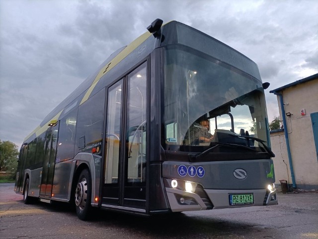 Od 7 do 15 lutego 2022 roku Miejskie Zakłady Komunikacyjne (MZK) będą testować na bydgoskich trasach autobus elektryczny - informuje Zarząd Dróg Miejskich i Komunikacji Publicznej w Bydgoszczy. Testy będą przeprowadzane na wybranych liniach autobusowych. Pasażerowie będą mieli okazję się nim przejechać. Zobacz, w jakie dni i na jakich trasach kursować będzie testowany autobus elektryczny w Bydgoszczy. Szczegóły na kolejnych slajdach galerii >>>