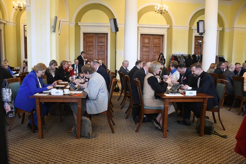 Radni województwa przyznali blisko 18 milionów złotych. Wśród obdarowanych szpital w Radomiu