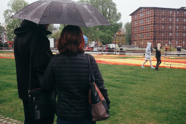 Z parasolami nie będziemy się rozstawać przez najbliższe dwa tygodnie