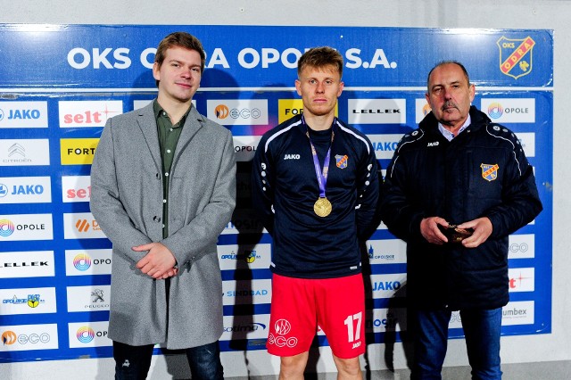 Mateusz Marzec (w środku) w końcówce rundy jesiennej był wyróżniającą się postacią w Odrze Opole.