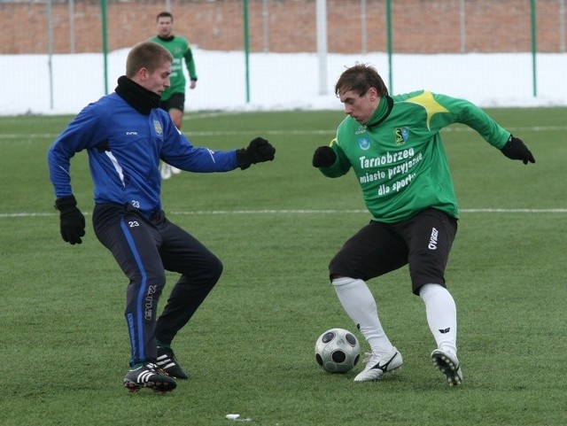 Bartosz Madeja (z prawej) należał do najaktywniejszych piłkarzy Siarki Tarnobrzeg w sparingowym meczu z