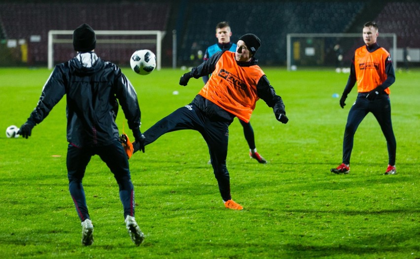 Trening Pogoni Szczecin na płycie głównej stadionu przy...