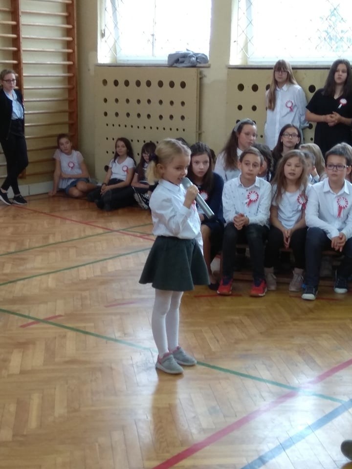 Uczniowie z Suchedniowa - z "Jedynki" i "Trójki" zaśpiewali Hymn Polski. Były też uroczyste akademie [ZDJĘCIA]