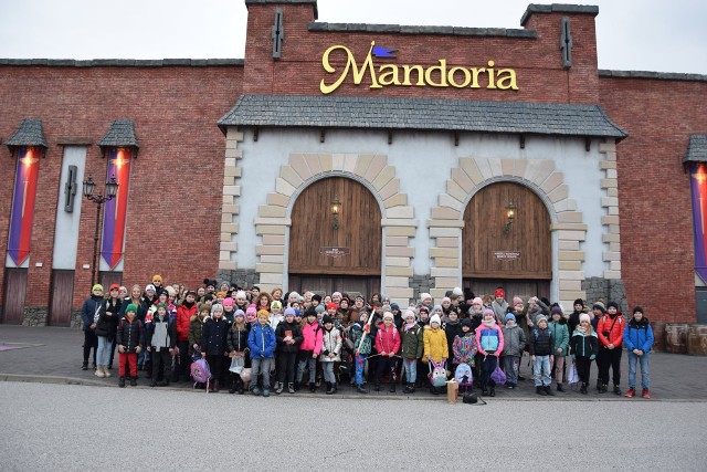 W ramach &quot;Akcji Zima 2022&quot; Gminnego Centrum Kultury i Kultury Fizycznej w Jedlińsku odbyła się między innymi wycieczka do parku rozrywki Mandoria.