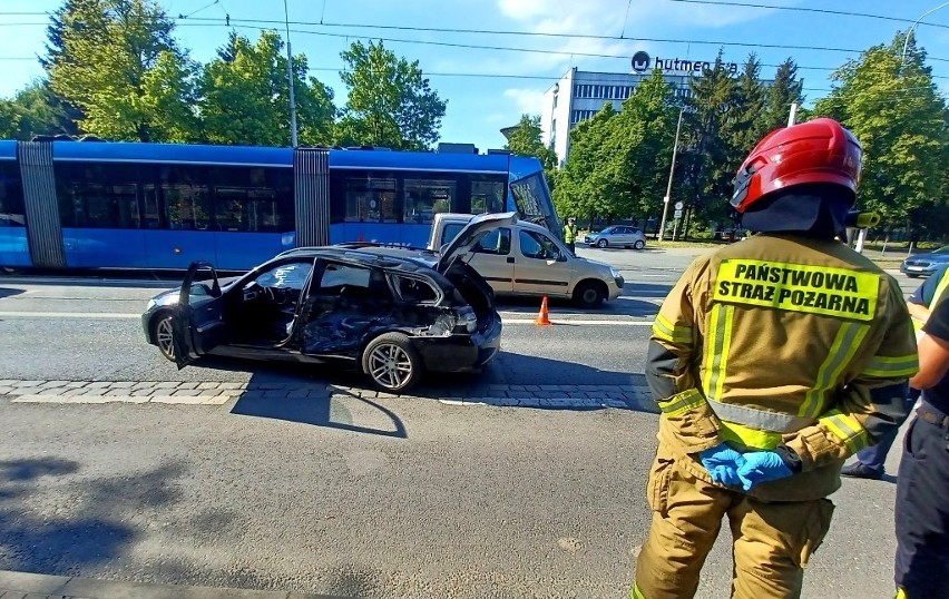 Wypadek tramwaju i samochodu osobowego na ul. Grabiszyńskiej