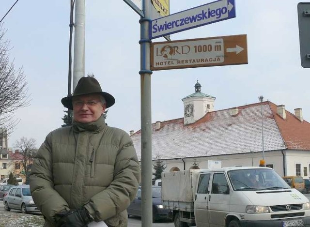Józef Małobęcki stara się od wielu lat o to, aby ze Staszowa zniknęły relikty Polski Ludowej, takie jak ta tabliczka z nazwą ulicy generała Karola Świerczewskiego.