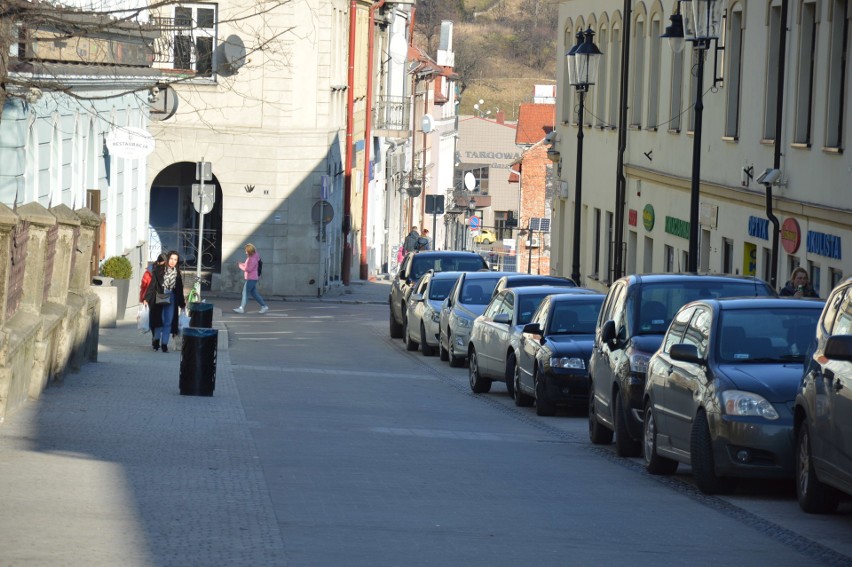 Bochnia. Plac Świętej Kingi otwarty po przebudowie, jest kilkanaście miejsc postojowych [ZDJĘCIA]