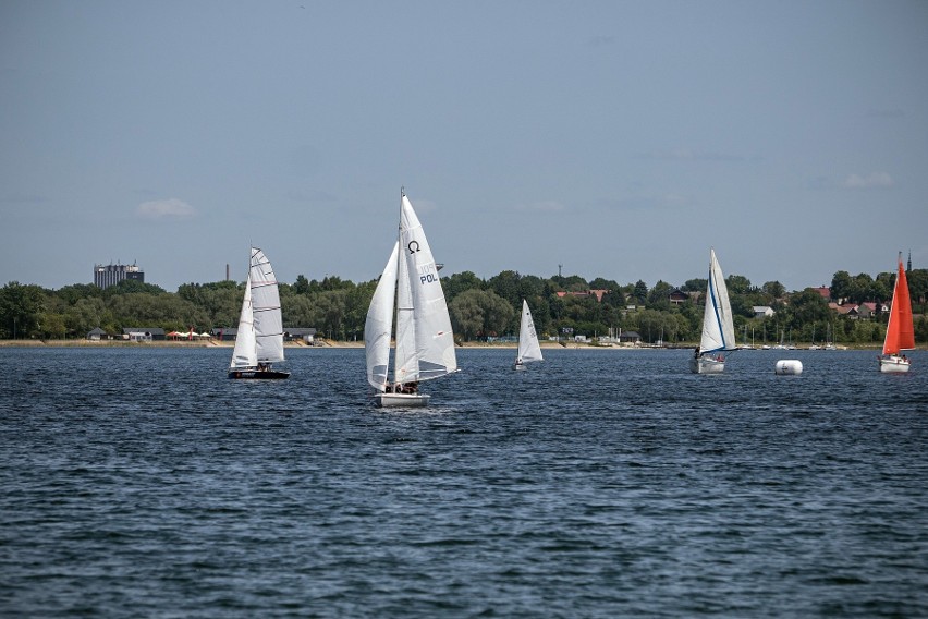 Tarnobrzeg. Żeglarskie załogi zmagały się na Jeziorze Tarnobrzeskim w pierwszych regatach z cyklu Forbet Cup 2023. Zdjęcia i wyniki 