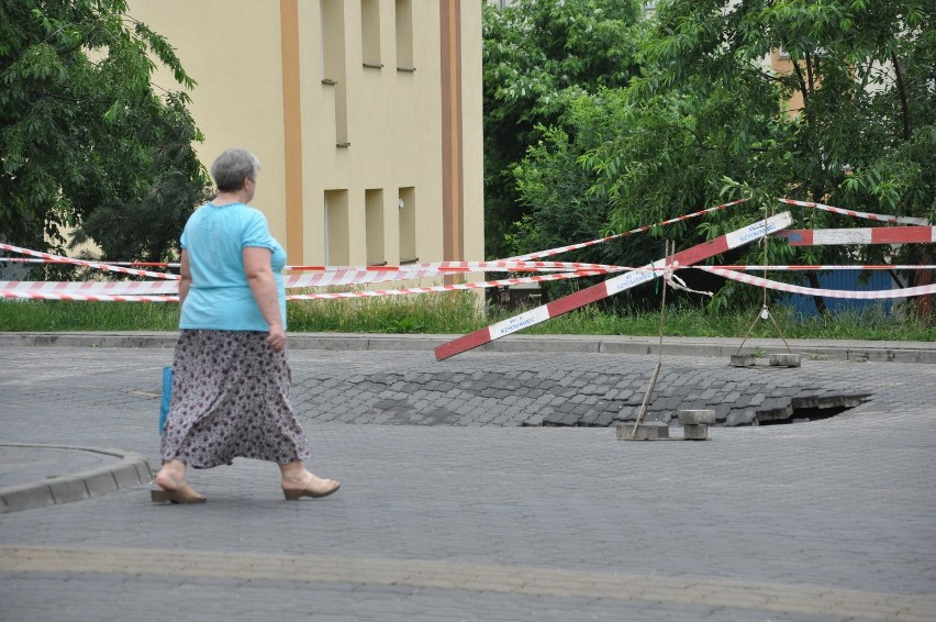 Ulewa uszkodziła kolektor obok dworca autobusowego w Szydłowcu! Zapadła się kostka brukowa