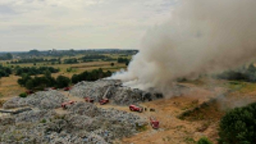 Pożar na składowisku śmieci w Fałkowie. Dwadzieścia zastępów straży pożarnej walczy z ogniem