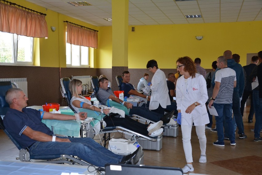 Karniewo. Oddali krew dla chorego Mikołaja Olbrysia. W akcji wzięło udział 49 osób.