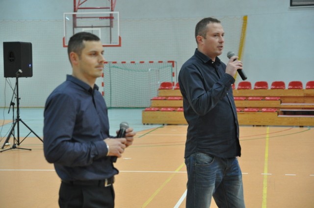Jacek Lesiuk (z prawej) i Krzysztof Zawada z PO zorganizowali spotkanie o dyskotece, ale zainteresowanie nim młodzieży było mizerne.