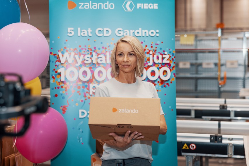 Z Zalando pod Szczecinem wysłano 100-milionową paczkę. Jest to jedno z największych centrów logistycznych w kraju [ZDJĘCIA]