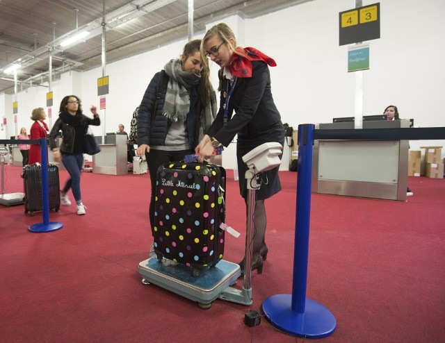 Fiński przewoźnik przekonuje, że ważenie pasażerów z ich bagażem podręcznym jest bardzo ważne.