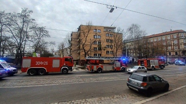 Do pożaru doszło w mieszkaniu na parterze bloku.