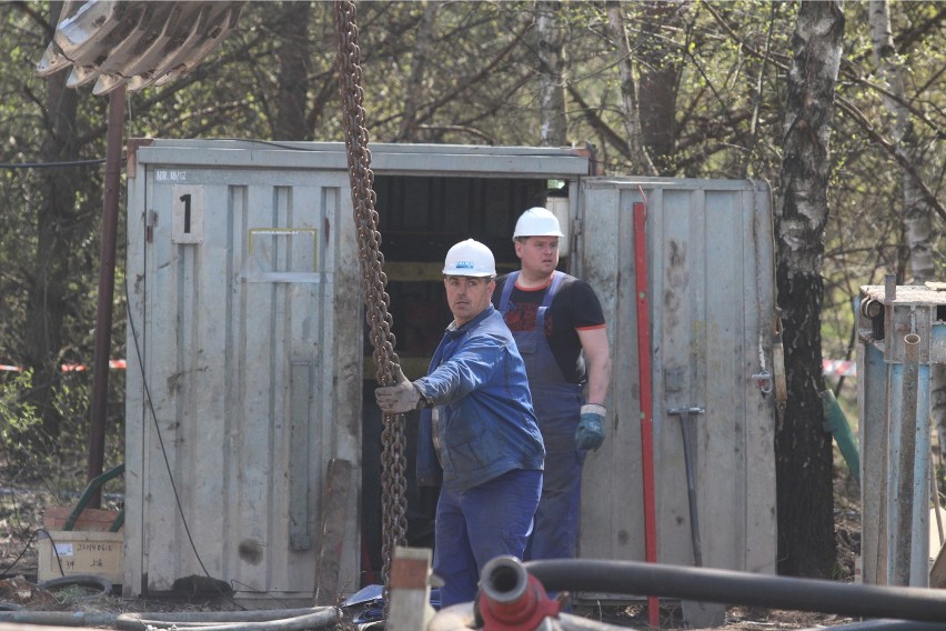 Akcja ratownicza w kopalni Wujek-Śląsk: Kombajn wolno...