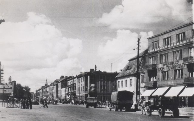 Rynek Kościuszki z odbudowanym ratuszem, 1958 rok.  Ze zbiorów Muzeum Podlaskiego w Białymstoku.