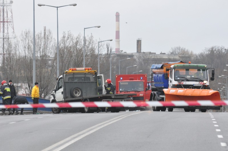 Na Trasie Nadwarciańskiej w Gorzowie przewrócił się samochód przewożący butle z gazem