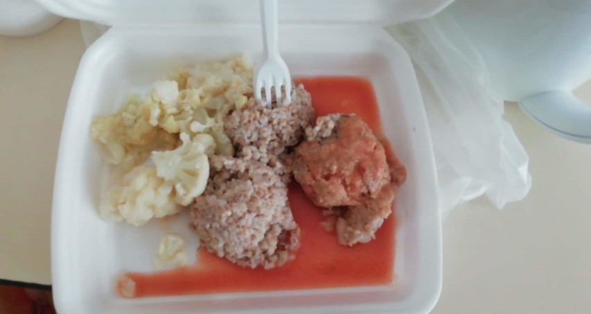 Tak wygląda jedzenie, które dostają pacjenci izolatorium oddziału zakaźnego w szpitalu w Jarosławiu [ZDJĘCIA]
