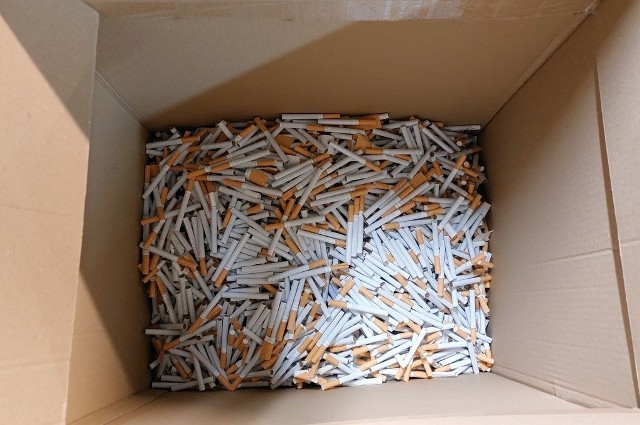 Funkcjonariusze przejęli blisko 105 tysięcy sztuk papierosów.
