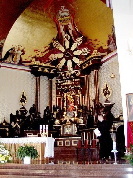 Barokowy ołtarz kościoła.