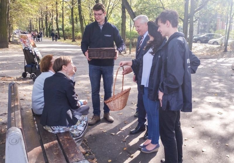 Jan Dobrzyński rozdawał cukierki w parku (zdjęcia)
