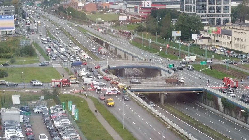 Wypadek w Katowicach: Passatem uderzył w busik. Auto cudem nie spadło z wiaduktu