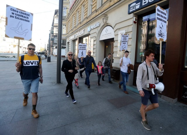 Zapowiadało się 800 osób, na wydarzeniu an Facebooku, ostatecznie pojawiło się. "Marsz przeciwko krzywym chodnikom" przegrał chyba ze świątecznymi przygotowaniami.WIĘCEJ O WYDARZENIU: Marsz przeciwko krzywym chodnikom w Szczecinie. O co chodzi?ZOBACZ TEŻ: Ciekawa akcja uczniów: upamiętnili Ścianę Płaczu, czyli dawną fontannę. Zrobili... dywan ze sztucznych kwiatów