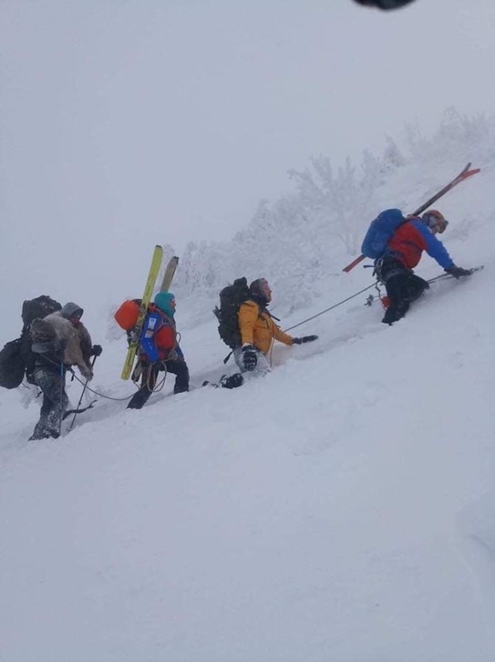 Dramatyczna akcja GOPR w rejonie Babiej Góry: turyści związani liną sprowadzeni do schroniska ZDJĘCIA