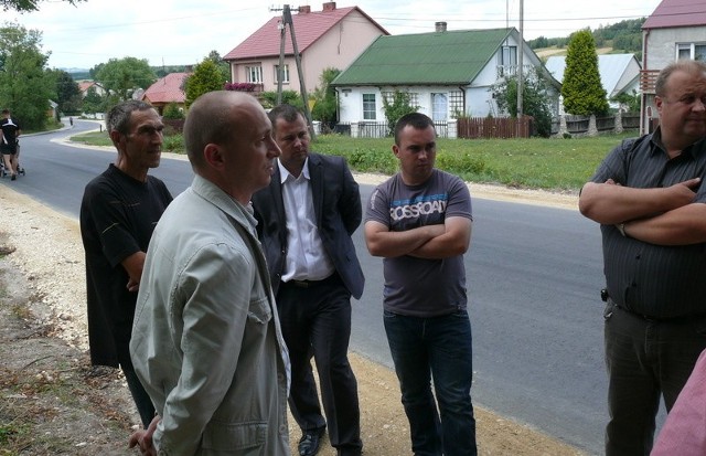 Samorządowcy z gminy Krasocin zapowiedzieli, że nie odbiorą tak wykonanej drogi powiatowej w Olesznie.