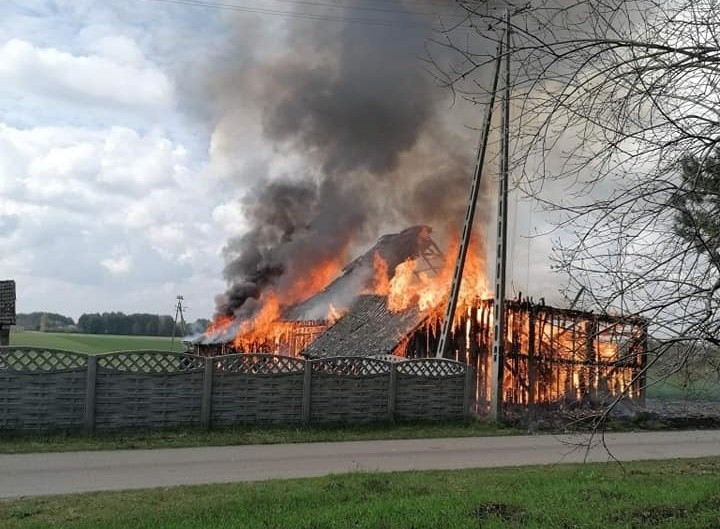 Pożar wybuchł kilkanaście minut po godzinie 10. Zerwana...