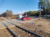 Przejazd kolejowy w Niewodnicy Kościelnej zamknięty na cztery miesiące. Trwa przebudowa Rail Baltica 